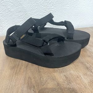 Teva • Universal black platform sandal W8